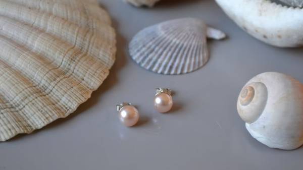 - a Jewellery by Katie Greaves, measuring 1 x 1 cm (H x W) £38